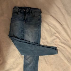 American eagle light wash skinny jeans, size 6
